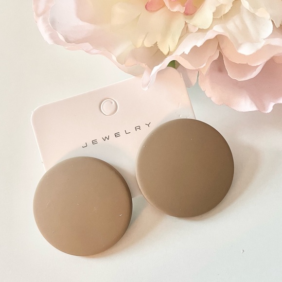 Tan Round Button Style Disk Earrings, Retro 50s, 60s 80s 90s NEW - Picture 1 of 3